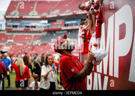 Mike Evans signe des autographes pour les fans avant un match Dec. 7 contre les Saints l'an dernier. (Photo Jefferee Woo/Tampa Bay Times/TNS/Sipa USA) Banque D'Images