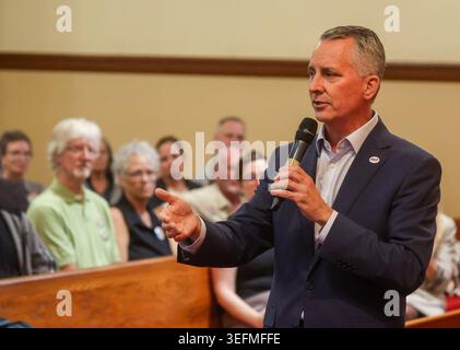 David Jolly, candidat au poste de gouverneur de Floride, discute avec le public lors d'une visite à la première UMC de Pinellas Park le vendredi 21 novembre 2025, à Pinellas Park, en Floride (photo de Dirk Shadd/Tampa Bay Times/TNS/Sipa USA) Banque D'Images