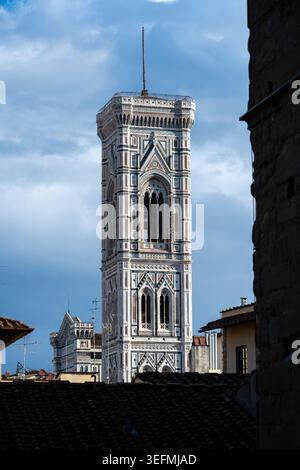 Vue sur le Campanile de Giotto face à un ciel bleu, s'élevant au-dessus des toits de Florence en Toscane, Italie. Banque D'Images