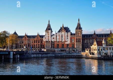 AMSTERDAM, PAYS-BAS - 9 MAI 2017 : la gare centrale d'Amsterdam est la plus grande gare ferroviaire d'Amsterdam et le principal centre ferroviaire national.Le Gothi Banque D'Images