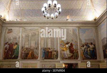 Florence, Italie - 17 septembre 24 : vue panoramique d'un hall intérieur avec une grande fresque murale classique et un lustre au Palazzo Pitti, Florence, Toscane, Ita Banque D'Images