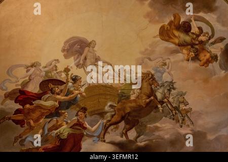 Florence, Italie - 17 septembre 24 : fresque mythologique avec des figures et des chevaux peints sur un plafond intérieur au Palazzo Pitti à Florence, Toscane, Italie. Banque D'Images