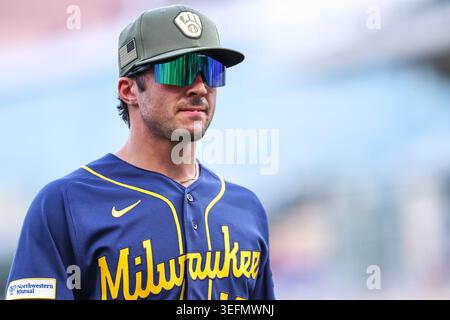 Minneapolis, Minnesota, États-Unis. 15 mai 2026. Sal Frelick (10 ans), le joueur de terrain de gauche des Milwaukee Brewers, suit la première manche d'un match de baseball de la MLB entre les Milwaukee Brewers et les Twins du Minnesota au Target Field à Minneapolis, Minnesota. Steven Garcia/CSM/Alamy Live News Banque D'Images