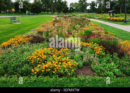 Un grand lit de jardin au Washington Park à Denver, Colorado, rempli d'une variété de plantes et de fleurs colorées conçues pour attirer les pollinisateurs. Banque D'Images