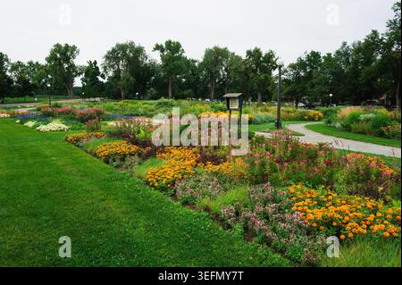 Les parterres de fleurs du Washington Park à Denver, Colorado, pendant leur saison de floraison, remplis d'un éventail de plantes et de fleurs colorées. Banque D'Images