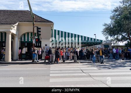 Les gens font la queue au célèbre Café du monde sur le marché français, la Nouvelle-Orléans, Louisiane, USA. Banque D'Images