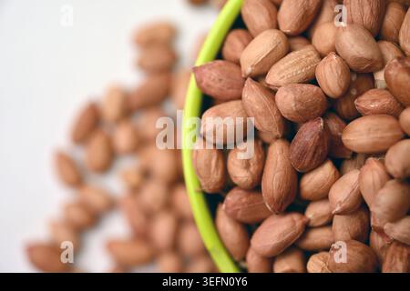 Cacahuètes dans le bol vue de dessus avec flou arrière-plans Macro photographie Banque D'Images