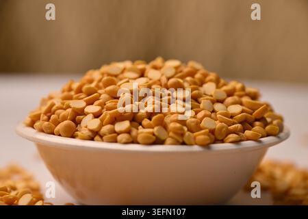 Split Chana Dal dans Bowl texture vue avant avec flou arrière-plans Macro photographie Banque D'Images