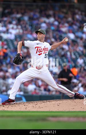 Minneapolis, Minnesota, États-Unis. 15 mai 2026. Taylor Rogers (55), lanceur des Twins du Minnesota, lance la septième manche lors d’un match de baseball de la MLB entre les Brewers de Milwaukee et les Twins du Minnesota au Target Field à Minneapolis, au Minnesota. Steven Garcia/CSM/Alamy Live News Banque D'Images