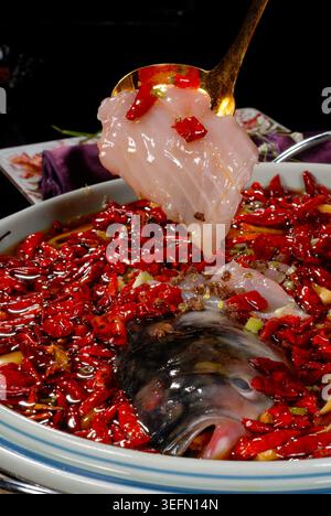 Poisson bouilli épicé style Sichuan avec Chili rouge Banque D'Images