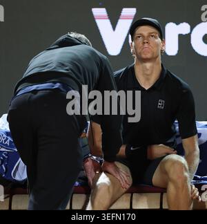 Rome, Italie. 15 mai 2026. Jannik Sinner d'Italie reçoit des soins médicaux lors du match de demi-finale masculin entre Jannik Sinner d'Italie et Daniil Medvedev de Russie à l'ATP Open d'Italie à Rome, Italie, le 15 mai 2026. Crédit : Li Jing/Xinhua/Alamy Live News Banque D'Images