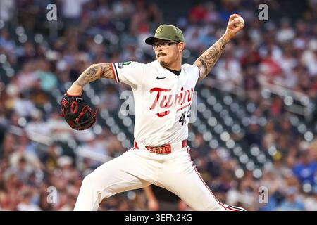 Minneapolis, Minnesota, États-Unis. 15 mai 2026. Anthony Banda (43), lanceur des Twins du Minnesota, lance en neuvième manche lors d'un match de baseball de la MLB entre les Brewers de Milwaukee et les Twins du Minnesota au Target Field à Minneapolis, Minnesota. Steven Garcia/CSM/Alamy Live News Banque D'Images