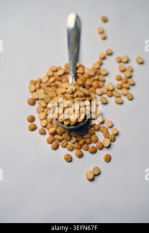 Split Chana Dal angle vue de dessus texture sur fond blanc flou Macro photographie Banque D'Images