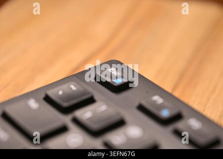 Vue de dessus inclinée de côté Macro gros plan clavier d'ordinateur noir mettant en surbrillance la touche Échap sur les arrière-plans techniques flous Banque D'Images