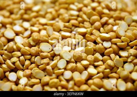 Split Chana Dal texture avec Defocus arrière-plans Macro lentille photographie alimentaire Banque D'Images