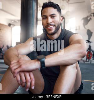 Homme, portrait et boxeur avec le sourire sur le sol de la salle de gym pour une pause avec fierté, confiance et bien-être. Personne, combattant et heureux pour les arts martiaux avec Banque D'Images
