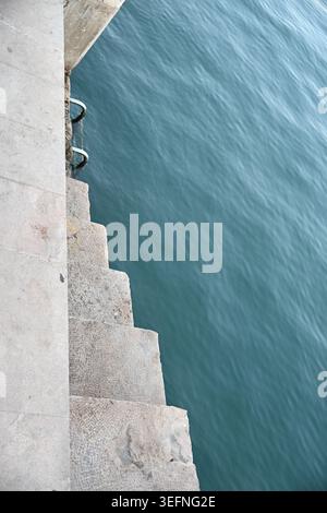 Marches en marbre menant à la mer Azur Banque D'Images