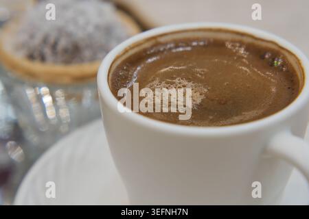 café turc servi dans une tasse blanche sur une table Banque D'Images