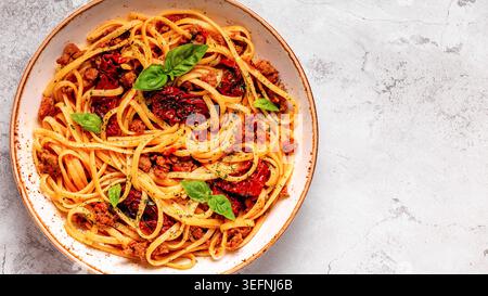Pâtes avec sauce bolognaise et tomates séchées. vue de dessus Banque D'Images