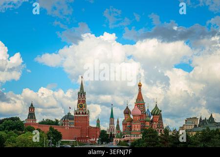La cathédrale de Basil et les murs et la tour du Kremlin sur la place Rouge. Moscou, Russie. Banque D'Images