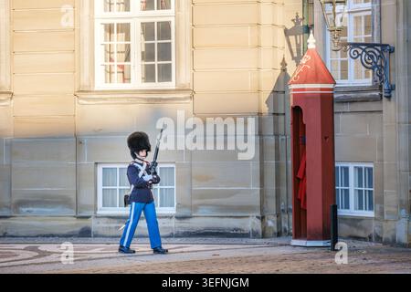 Garde-vie royale danoise (Den Kongelige Livgarde) en uniforme traditionnel, palais d'Amalienborg, Copenhague, Danemark Banque D'Images