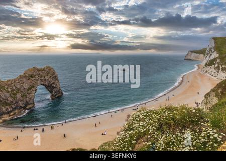Vue panoramique de l'arc rocheux Durdle Door sur la côte jurassique Banque D'Images