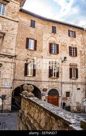 Aperçu de la via dei priori, l'une des rues médiévales les plus évocatrices de Pérouse, bordée de palais en pierre, de tours et d'arches, à Pérouse, en Ombrie, en Italie Banque D'Images