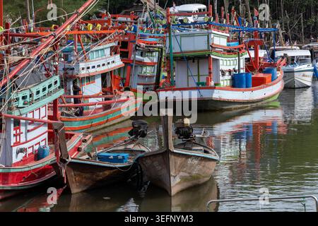 Krabi Thaïlande 19 février 2026. Des bateaux de pêche colorés sont amarrés ensemble dans l'eau du port calme à Khlong Muang. Banque D'Images