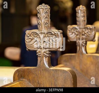 image détaillée de deux décorations de finial en bois sculpté dans une église Banque D'Images