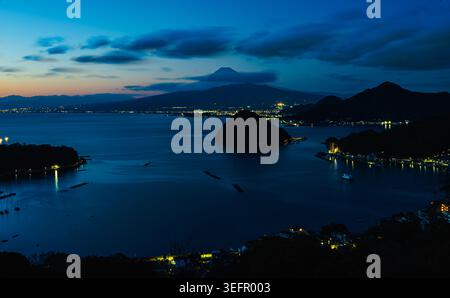 Vue panoramique sur le mont Fuji et les lumières de la ville du port de Shimizu surplombant la baie de Suruga depuis Nihondaira, Shizuoka, Japon Banque D'Images