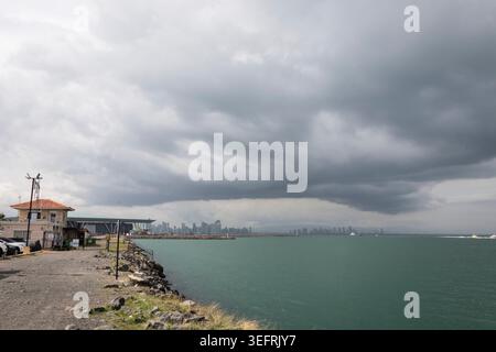 Des nuages d'orage survolent Panama City depuis l'embarcadère Amador Causeway Banque D'Images