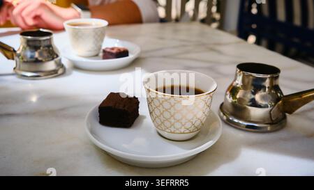 Café turc servi avec chocolat sur la table de café Banque D'Images