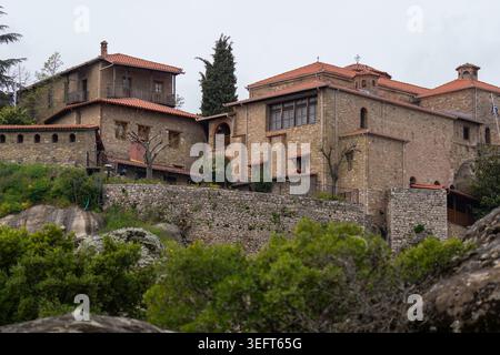 Maçonnerie en pierre traditionnelle et structures byzantines du monastère du Grand Météoron, le plus grand et le plus ancien complexe monastique des Météores, en Grèce. Banque D'Images