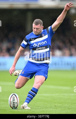 Bath, Royaume-Uni. 16 mai 2026 ; The Recreation Ground, Bath, Somerset, Angleterre; Gallagher Premiership Rugby, Bath versus Newcastle Falcons ; Finn Russell pour Bath Rugby lance une conversion à la 26e minute pour 31-0 crédit : action plus Sports images/Alamy Live News Banque D'Images