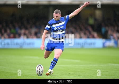 Bath, Royaume-Uni. 16 mai 2026 ; The Recreation Ground, Bath, Somerset, Angleterre; Gallagher Premiership Rugby, Bath versus Newcastle Falcons ; Finn Russell pour Bath Rugby lance une conversion à la 26e minute pour 31-0 crédit : action plus Sports images/Alamy Live News Banque D'Images