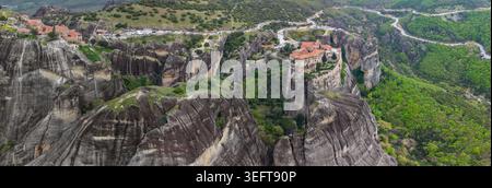 Panorama aérien des monastères du Grand Météoron et de Varlaam Banque D'Images