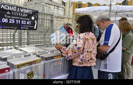 Les gens sélectionnent des disques vinyles en vente au stand de marché extérieur Banque D'Images