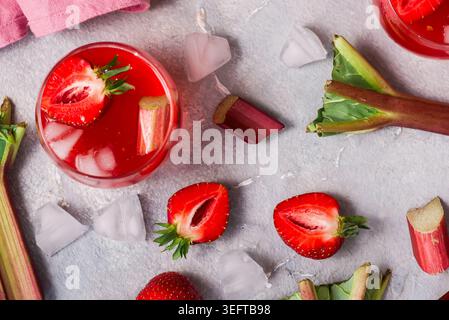 Limonade à la rhubarbe et à la fraise avec glace. dans des verres. vue de dessus. mise au point sélective Banque D'Images
