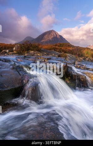 Cascade sur la rivière Etive en automne avec la Buachaille Etive Mor en arrière-plan Banque D'Images