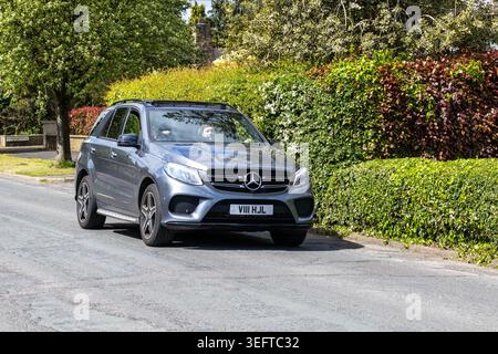 Un SUV gris Mercedes-Benz GLE avec une plaque d'immatriculation privée personnalisée conduisant sur une route résidentielle au Royaume-Uni jusqu'au salon automobile Renntag 2026. Banque D'Images