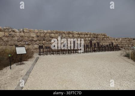 Tel Lachish, ressemblent aux sièges royaux des rois de Judée devant un palais du VIIIe siècle av. J.-C. pour servir les gouverneurs construits par le roi judéen Hezekiah. Banque D'Images