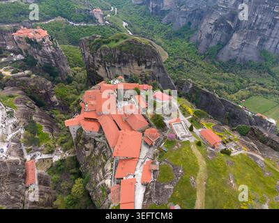Vue aérienne des monastères Great Meteoron, Varlaam et Rousanou dans les Météores, Grèce. Banque D'Images
