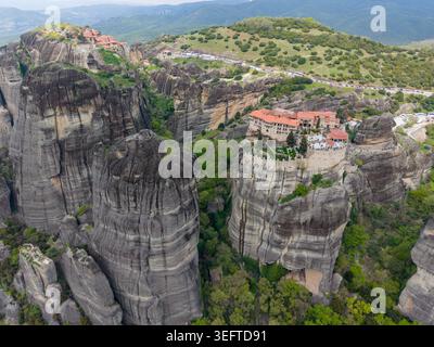 Vue aérienne des monastères de Varlaam et des grands météorons dans les Météores, Grèce. Banque D'Images