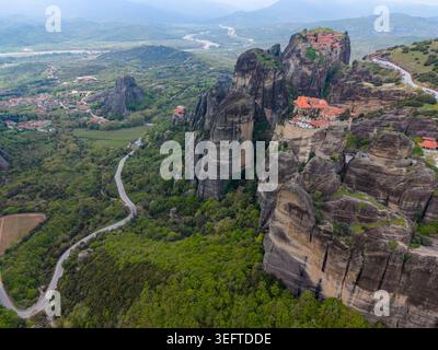 Vue aérienne des monastères de Varlaam et Great Meteoron et des routes sinueuses à Kalambaka, Grèce. Banque D'Images