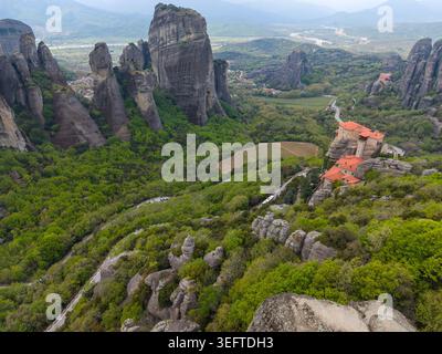 Vue aérienne du monastère de Rousanou et des formations de Meteora Spire à Kalambaka, Grèce. Banque D'Images