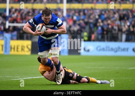 Bath, Royaume-Uni. 16 mai 2026 ; The Recreation Ground, Bath, Somerset, Angleterre; Gallagher Premiership Rugby, Bath versus Newcastle Falcons ; Ted Hill pour Bath Rugby est attaqué crédit : action plus Sports images/Alamy Live News Banque D'Images