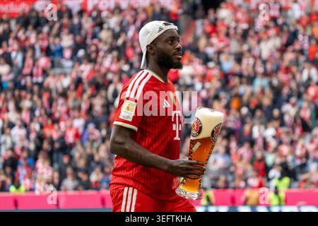 Minjae Kim (FC Bayern Muenchen, #03) mit einem Glas Paulaner Weissbier, GER, FC Bayern Muenchen vs. 1. FC Koeln, Fussball, 1. Bundesliga, 34. Spieltag, Spielzeit 2025/2026, 16.05.2026, LES RÈGLEMENTS du LDF INTERDISENT TOUTE UTILISATION DE PHOTOGRAPHIES COMME SÉQUENCES D'IMAGES ET/OU QUASI-VIDÉO, Foto : Eibner-Pressefoto/Edward Cheung Banque D'Images