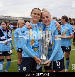 Londres, Angleterre, le 16 mai 2026. Kerstin Casparij (Manchster City 18) et Alex Greenwood (Manchester City 5) célébrant le dernier match de Super League féminine de la saison 2025-2026 entre West Ham United et Manchester City au Chigwell construction Stadium, Londres, Angleterre, le 16 mai 2026. Le dernier match de Super League féminine de la saison 2025-2026 entre West Ham United et Manchester City au Chigwell construction Stadium, Londres, Angleterre, le 16 mai 2026. Crédit : Bettina Weissensteiner/Alamy Live News Banque D'Images