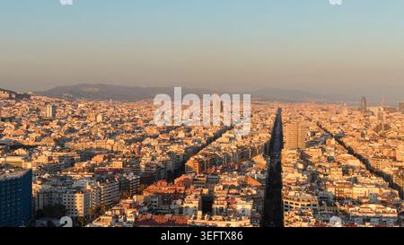 Paysage urbain de Barcelone et quartier de gracia pendant le lever du soleil Banque D'Images
