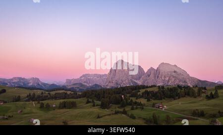 Montagnes de dolomie avec langkofel et plattkofel pendant le coucher du soleil Banque D'Images